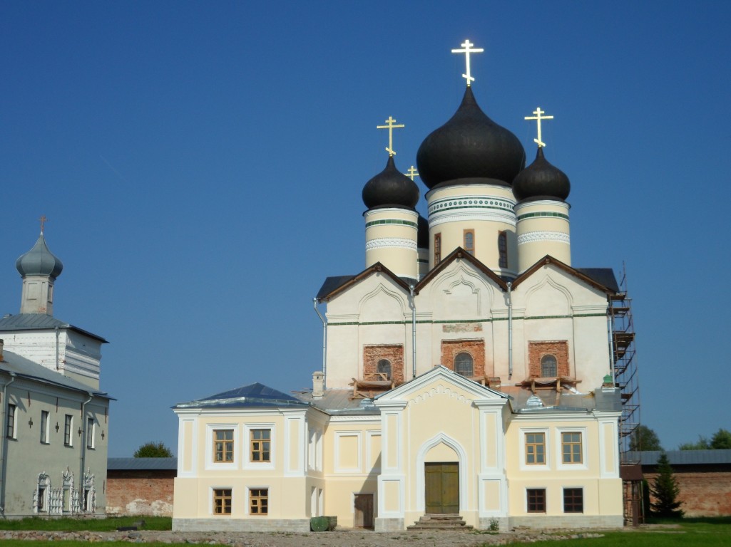 Зеленец. Троицкий Зеленецкий мужской монастырь. Собор Троицы Живоначальной. фасады