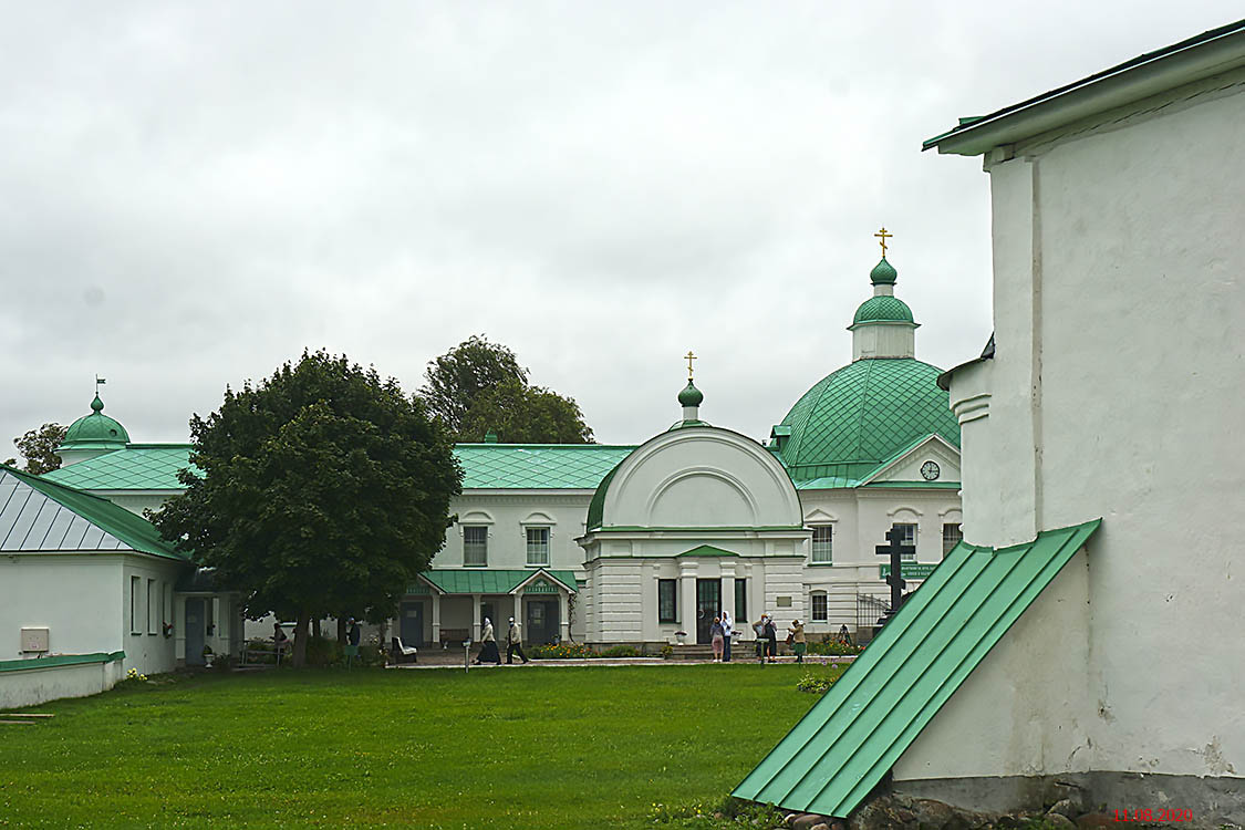 Александро-Свирский монастырь. Часовня Троицы Живоначальной, Старая Слобода (Лодейнопольский район, Ленинградская область). общий вид в ландшафте