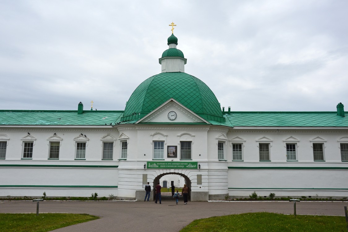 Старая Слобода. Александро-Свирский монастырь. Церковь Николая Чудотворца. фасады