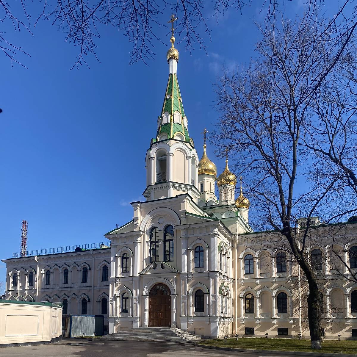 Вид с ЮЗ, фасады. Воскресенский Новодевичий монастырь. Церковь Трех Святителей, Московский район (Санкт-Петербург, г. Санкт-Петербург)