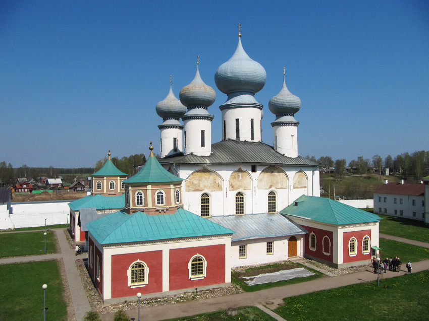 Тихвин. Тихвинский Богородице-Успенский мужской монастырь. Собор Успения Пресвятой Богородицы. фасады, вид со звонницы