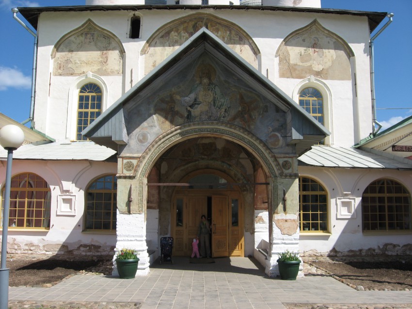 Тихвинский Богородице-Успенский мужской монастырь. Собор Успения Пресвятой Богородицы, Тихвин (Тихвинский район, Ленинградская область). архитектурные детали, Западный фасад основного объема (часть)