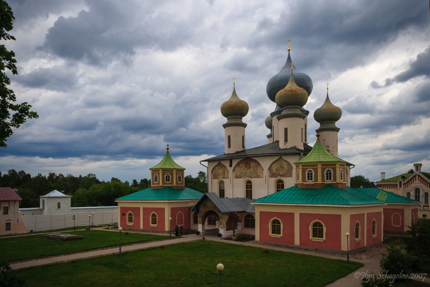 Тихвин. Тихвинский Богородице-Успенский мужской монастырь. Собор Успения Пресвятой Богородицы. фасады