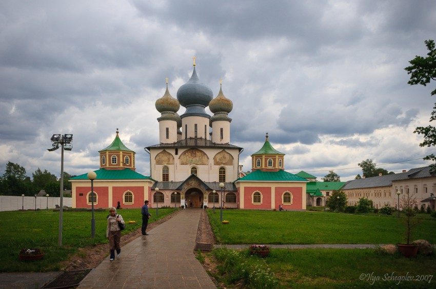 Тихвин. Тихвинский Богородице-Успенский мужской монастырь. Собор Успения Пресвятой Богородицы. фасады