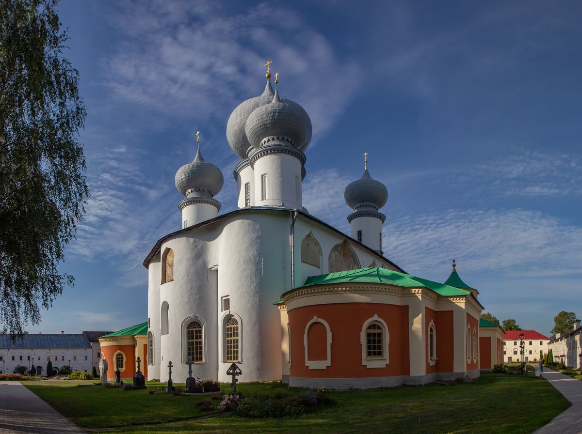 Тихвинский Богородице-Успенский мужской монастырь. Собор Успения Пресвятой Богородицы, Тихвин (Тихвинский район, Ленинградская область). фасады, Вид с северо-востока