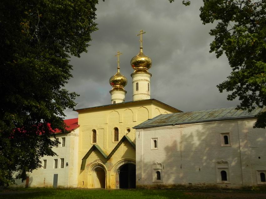 Тихвин. Тихвинский Богородице-Успенский мужской монастырь. Церковь Вознесения Господня. фасады