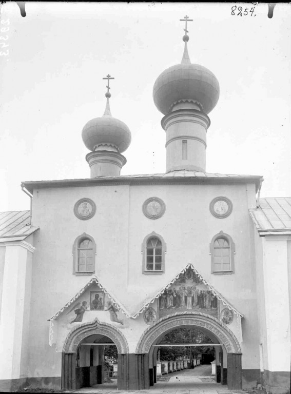 Тихвин. Тихвинский Богородице-Успенский мужской монастырь. Церковь Вознесения Господня. архивная фотография