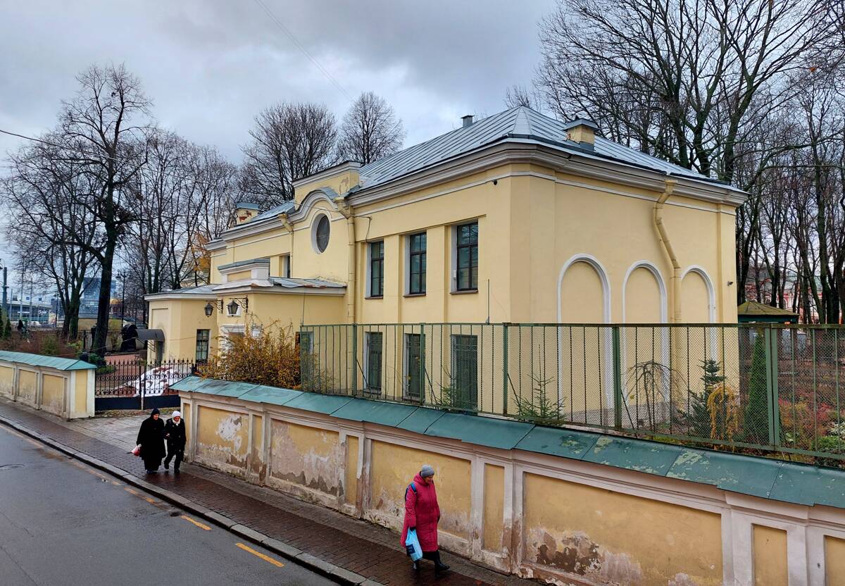Троицкая Александро-Невская лавра. Церковь Тихвинской иконы Божией Матери, Центральный район (Санкт-Петербург, г. Санкт-Петербург). общий вид в ландшафте