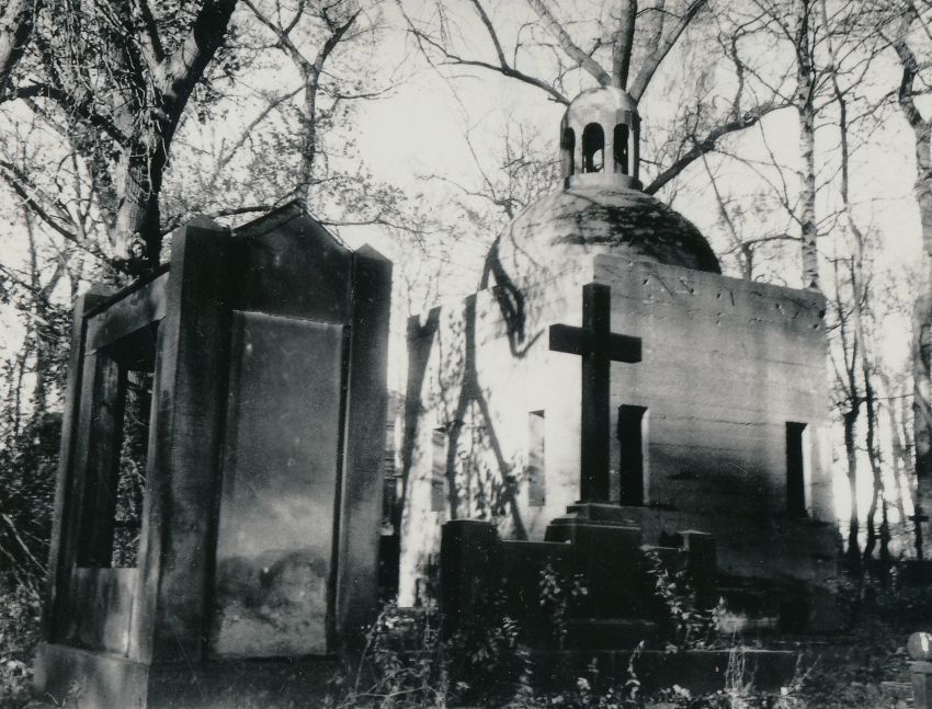 Троицкая Александро-Невская лавра. Церковь Николая Чудотворца, Центральный район (Санкт-Петербург, г. Санкт-Петербург). дополнительная информация, Усыпальницы близ церкви
