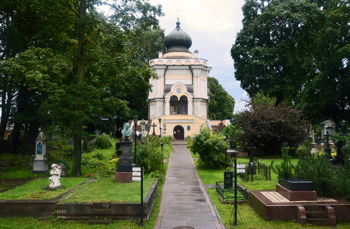Троицкая Александро-Невская лавра. Церковь Николая Чудотворца, Центральный район (Санкт-Петербург, г. Санкт-Петербург). общий вид в ландшафте