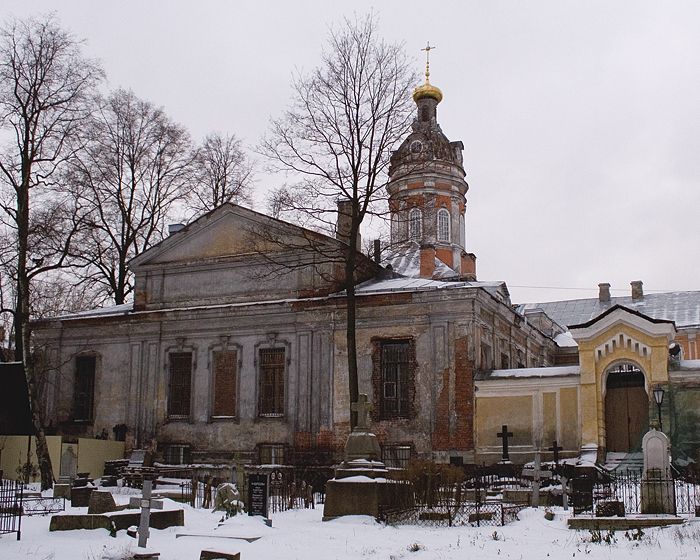 Троицкая Александро-Невская лавра. Церковь Феодора Новгородского, Центральный район (Санкт-Петербург, г. Санкт-Петербург). дополнительная информация, Вид с востока. На переднем плане пристроенная со стороны алтарной части церковь Исидора Пелусиота