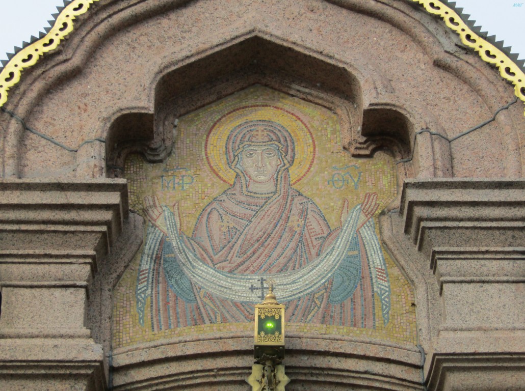 Троицкая Сергиева Приморская пустынь. Часовня Покрова Пресвятой Богородицы, Стрельна (Санкт-Петербург, Петродворцовый район, г. Санкт-Петербург). архитектурные детали, Покров Пресвятой Богородицы. Мозаичная панно-икона.