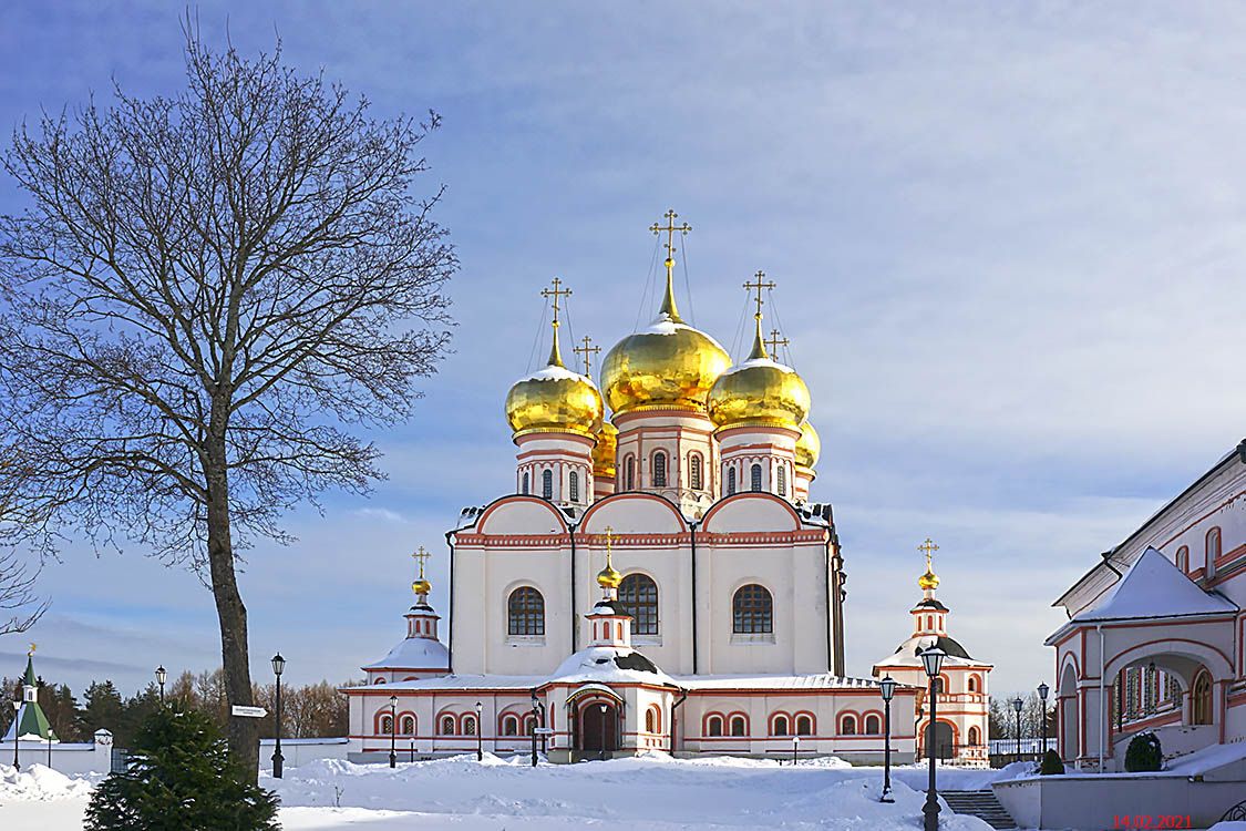 Иверский монастырь. Собор Иверской иконы Божией Матери, Валдай (Валдайский район, Новгородская область). общий вид в ландшафте