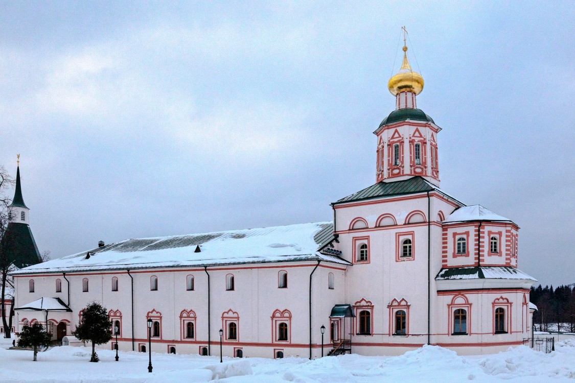 Валдай. Иверский монастырь. Трапезная церковь Богоявления Господня. фасады