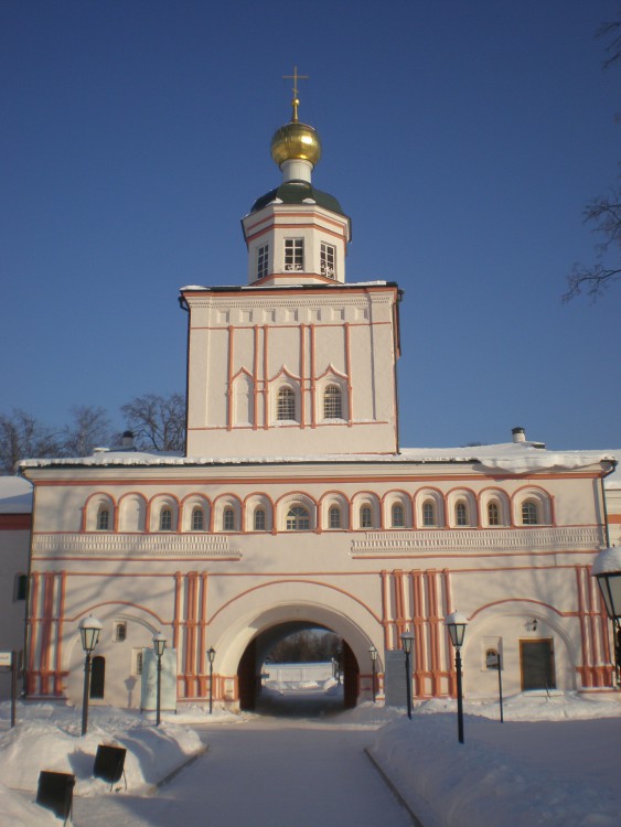 Валдай. Иверский монастырь. Церковь Михаила Архангела. фасады