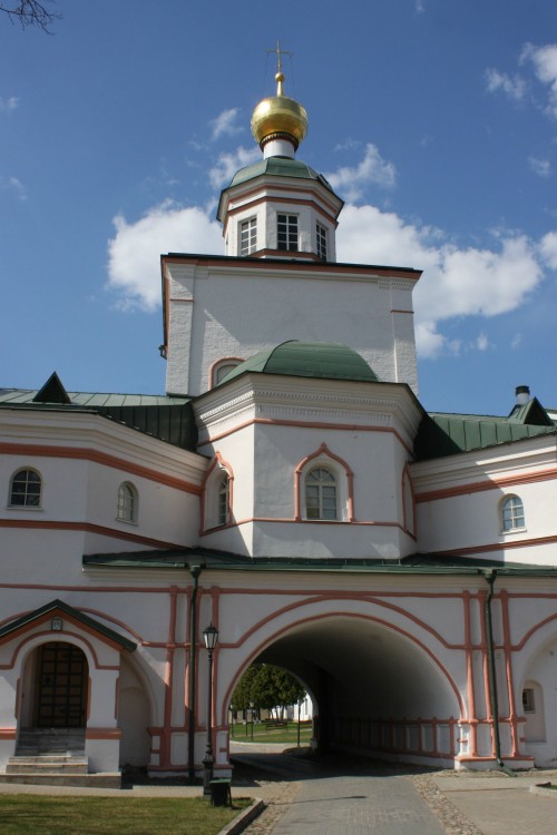 Валдай. Иверский монастырь. Церковь Михаила Архангела. архитектурные детали