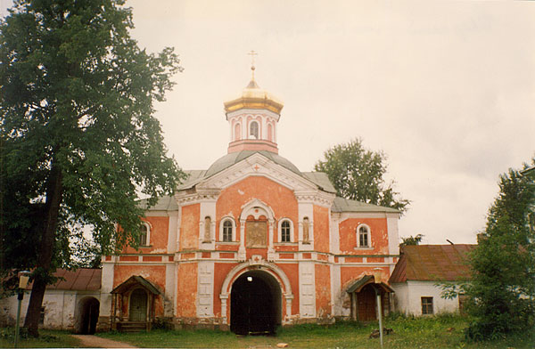 Валдай. Иверский монастырь. Церковь Филиппа, митрополита Московского. фасады, Входные врата в 1997 году были красноватого цвета