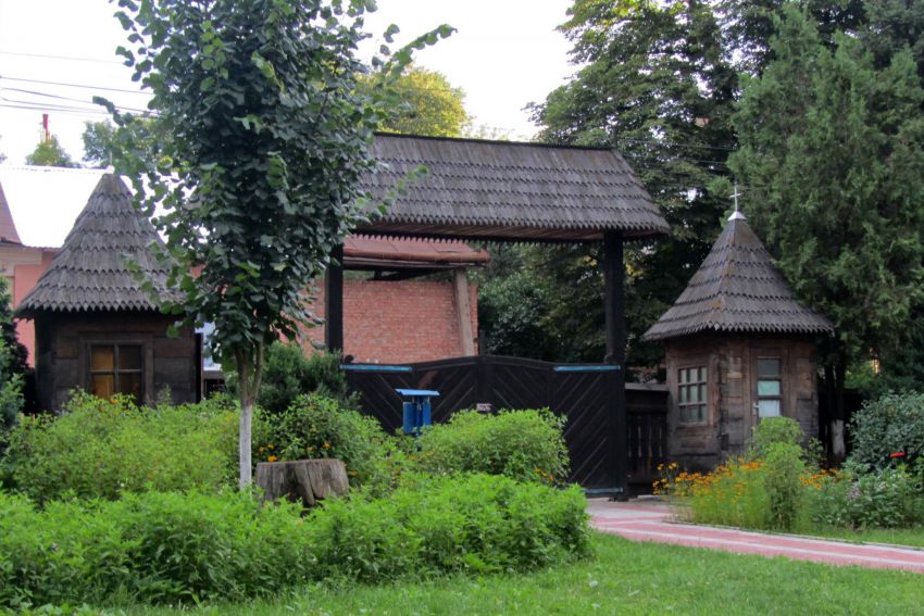 Церковь Николая Чудотворца, Черновцы (Черновицкий район, Украина, Черновицкая область). дополнительная информация, входные ворота с боковыми башенками, внутренняя сторона