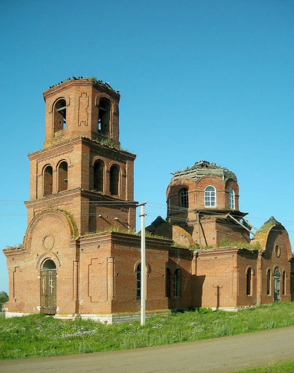 Церковь Михаила Архангела, Николаевка (Бирский район, Республика Башкортостан). фасады, В церкви поставили пластиковые окна, видимо в целях защитить интерьер