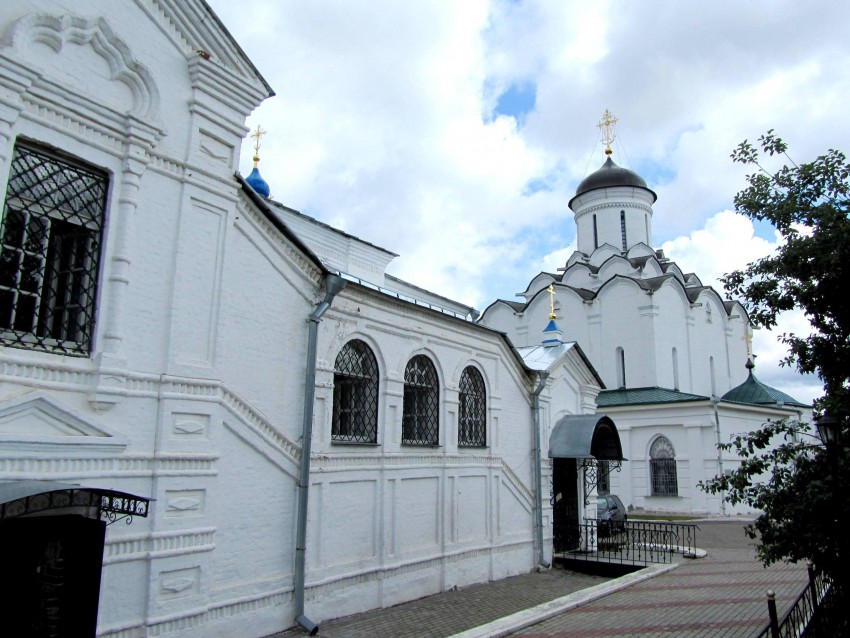 Владимир. Княгинин женский монастырь. фасады, Слева - Казанская церковь, справа - Успенский собор