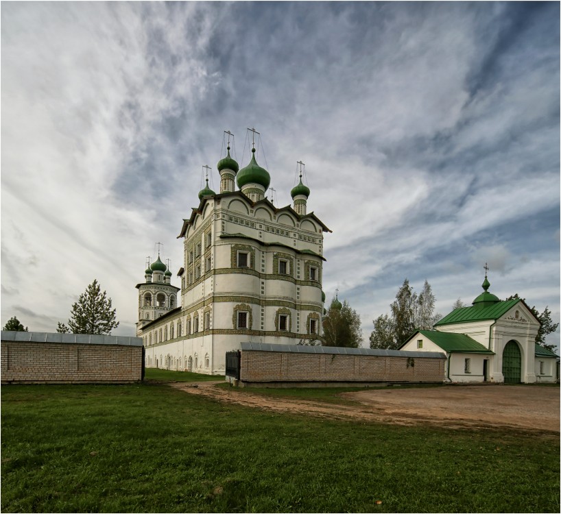 Вяжищи. Николо-Вяжищский ставропигиальный женский монастырь. Церковь Иоанна Богослова с трапезной церковью Вознесения Господня. фасады