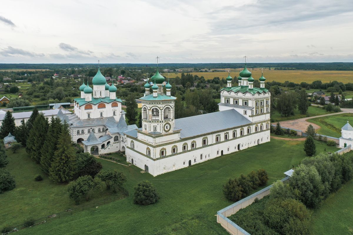 общий вид в ландшафте. Николо-Вяжищский ставропигиальный женский монастырь. Церковь Иоанна Богослова с трапезной церковью Вознесения Господня, Вяжищи (Новгородский район, Новгородская область)