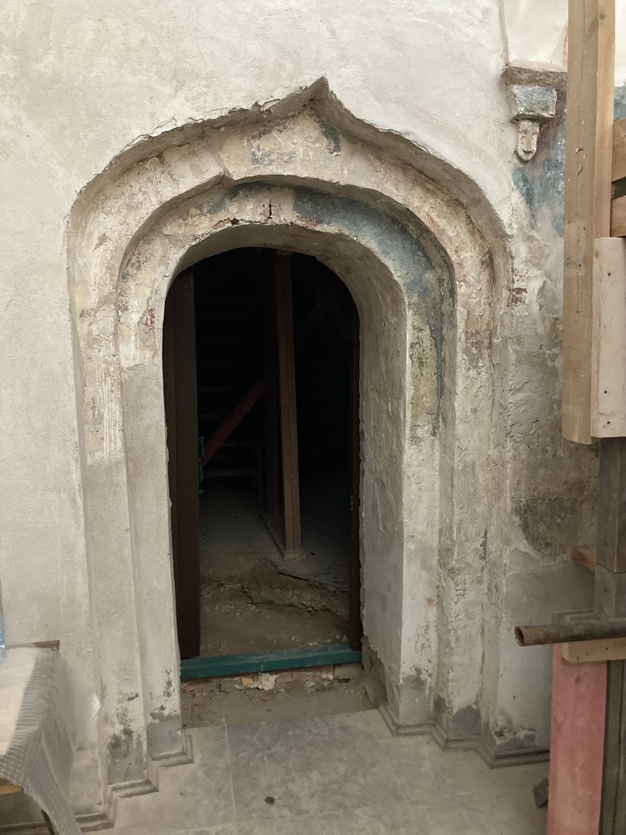 Портал, вид из галереи на основной объем, интерьер и убранство. Троицкий Михаило-Клопский монастырь. Собор Троицы Живоначальной, Сельцо (Новгородский район, Новгородская область)