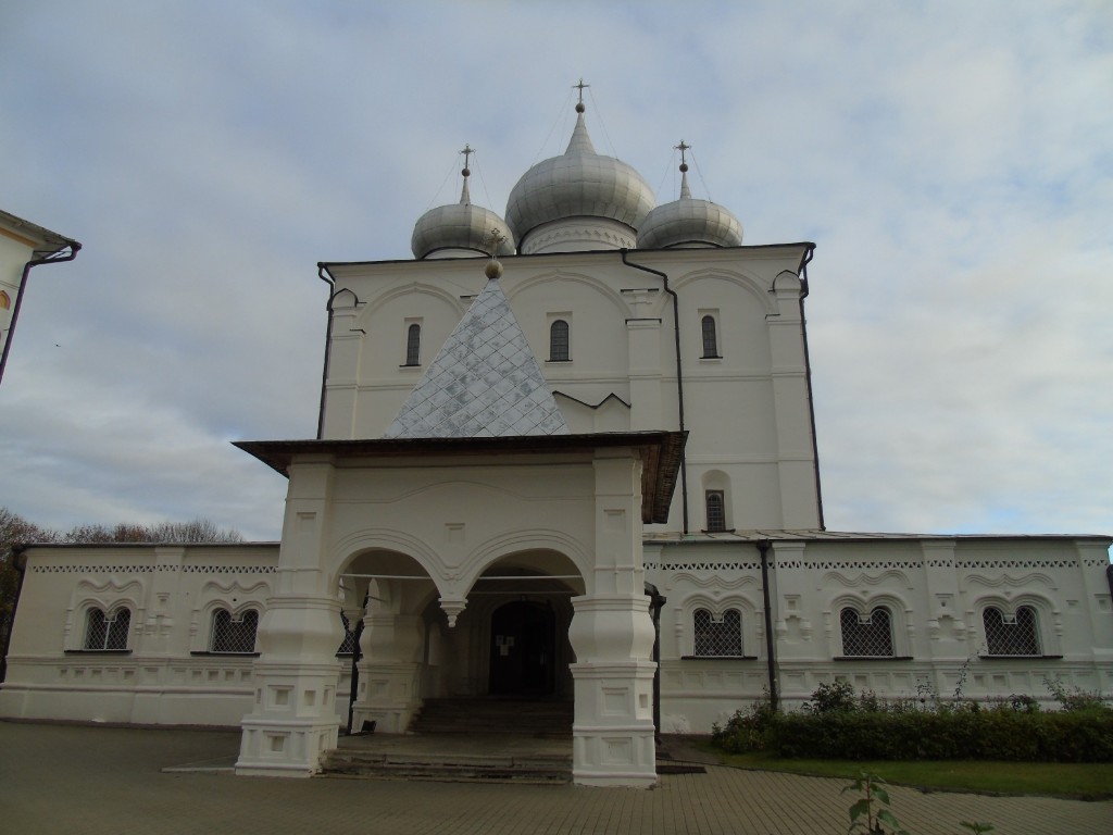 Хутынь. Варлаамо-Хутынский Спасо-Преображенский женский монастырь. Собор Спаса Преображения. фасады