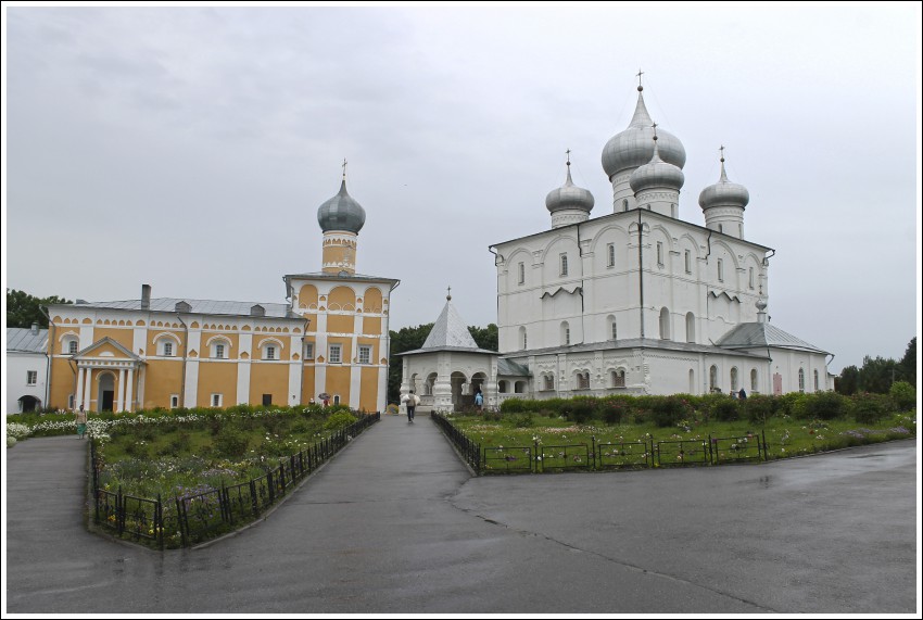 Варлаамо-Хутынский Спасо-Преображенский женский монастырь. Церковь Варлаама Хутынского, Хутынь (Новгородский район, Новгородская область). общий вид в ландшафте