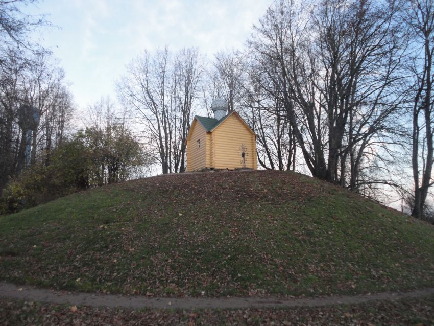 Хутынь. Варлаамо-Хутынский Спасо-Преображенский женский монастырь. Часовня Варлаама Хутынского. общий вид в ландшафте