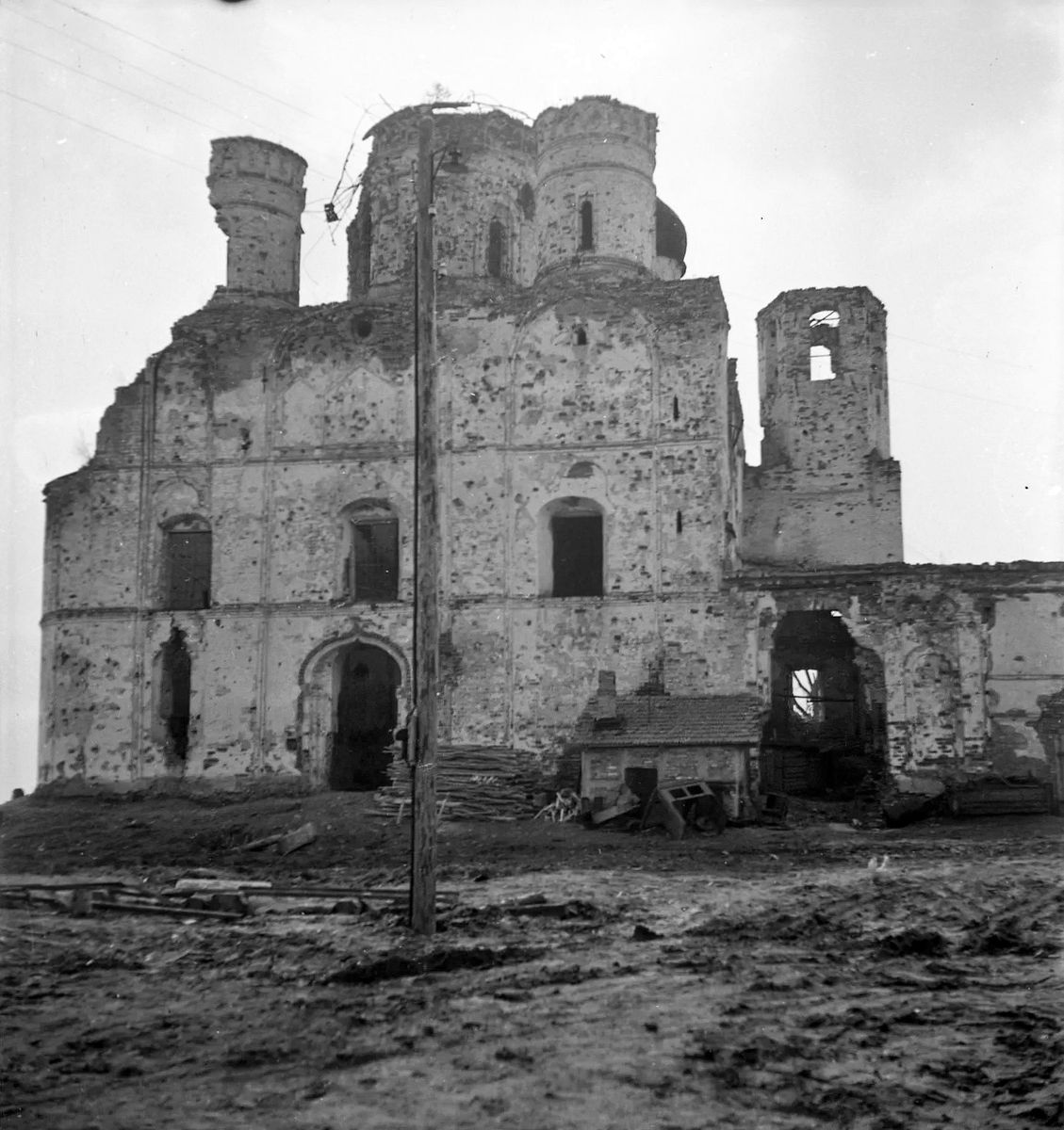 Вид с севера до реставрации. Фото 05.1954 г. из фондов Новгородского музея-заповедника. (Музейный № НГМ НВ 23841/293), архивная фотография. Сретения Владимирской иконы Божией Матери Сырков монастырь. Собор Сретения Владимирской иконы Божией Матери, Сырково (Новгородский район, Новгородская область)