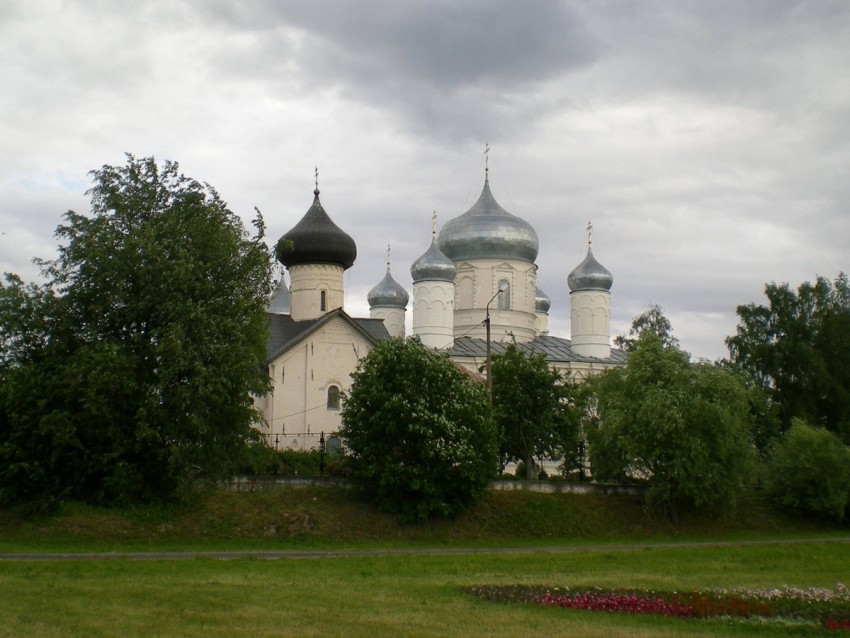 Великий Новгород. Зверин монастырь. Собор Покрова Пресвятой Богородицы. общий вид в ландшафте