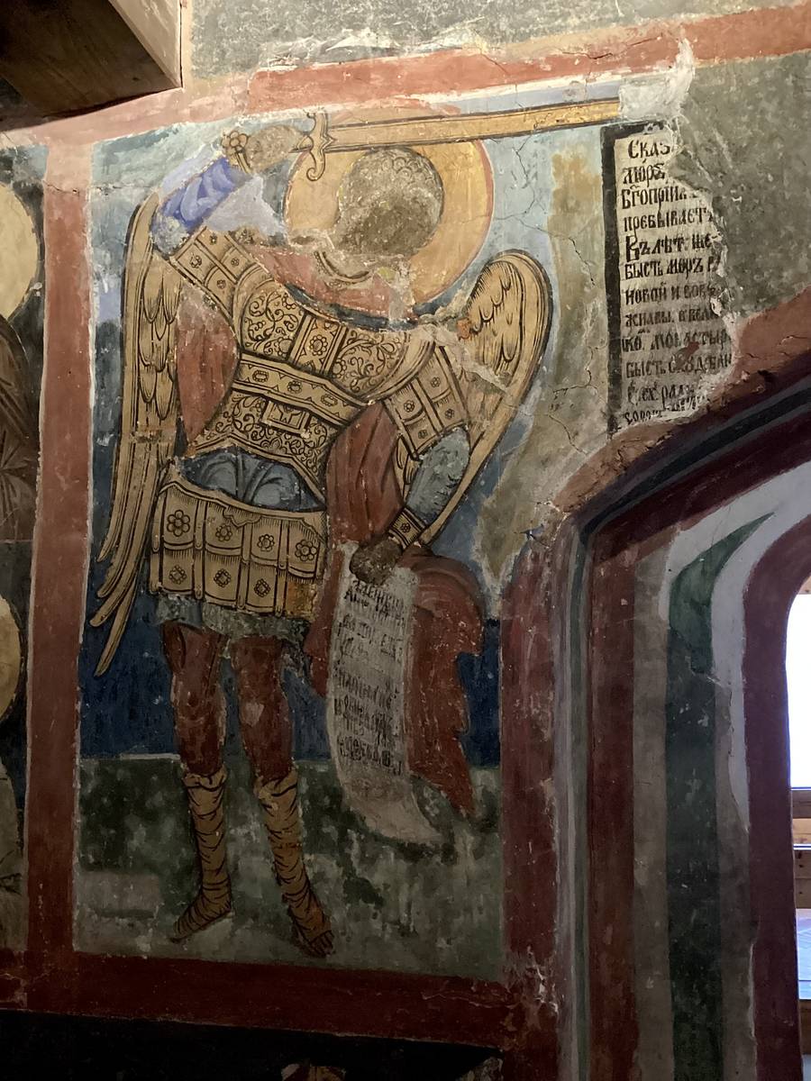 Фреска "Архистратиг Михаил" на западной стене левее портала, интерьер и убранство. Зверин монастырь. Церковь Симеона Богоприимца, Великий Новгород (Великий Новгород, город, Новгородская область)