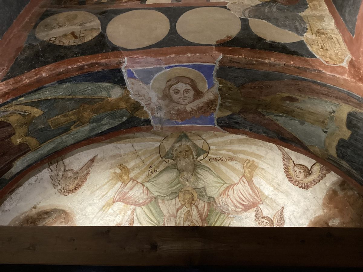 Фреска "Господь Саваоф" в апсиде алтаря, интерьер и убранство. Зверин монастырь. Церковь Симеона Богоприимца, Великий Новгород (Великий Новгород, город, Новгородская область)