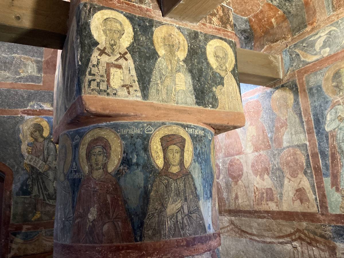 Северо-западный угол основного объема, интерьер и убранство. Зверин монастырь. Церковь Симеона Богоприимца, Великий Новгород (Великий Новгород, город, Новгородская область)