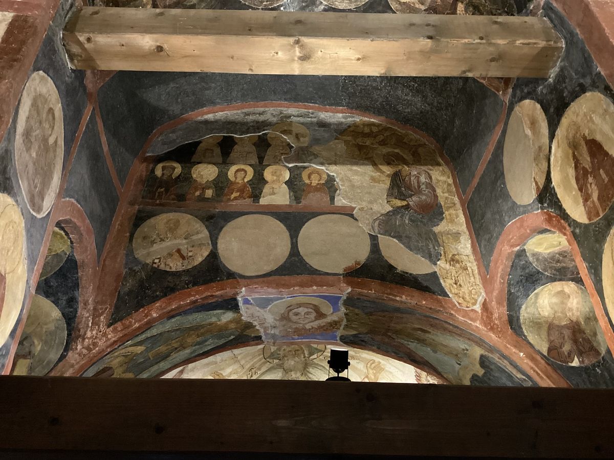 Вид на восточную стену, над алтарной апсидой, интерьер и убранство. Зверин монастырь. Церковь Симеона Богоприимца, Великий Новгород (Великий Новгород, город, Новгородская область)