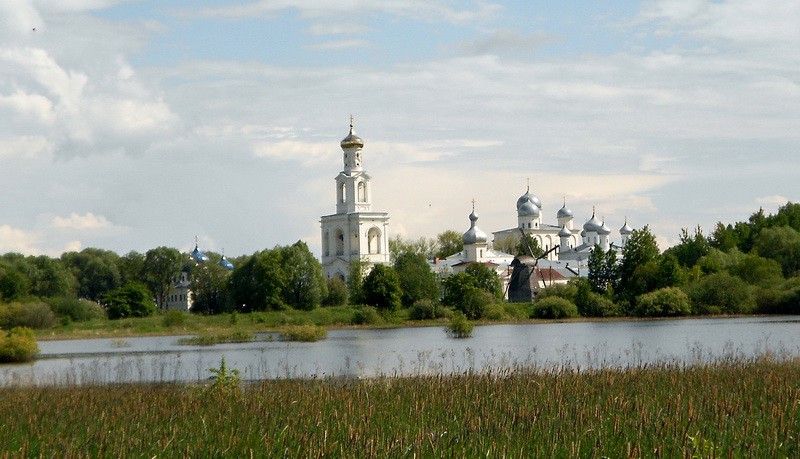 Юрьев мужской монастырь. Собор Георгия Победоносца, Юрьево (Великий Новгород, город, Новгородская область). общий вид в ландшафте, Юрьев монастырь вид со стороны Витославиц