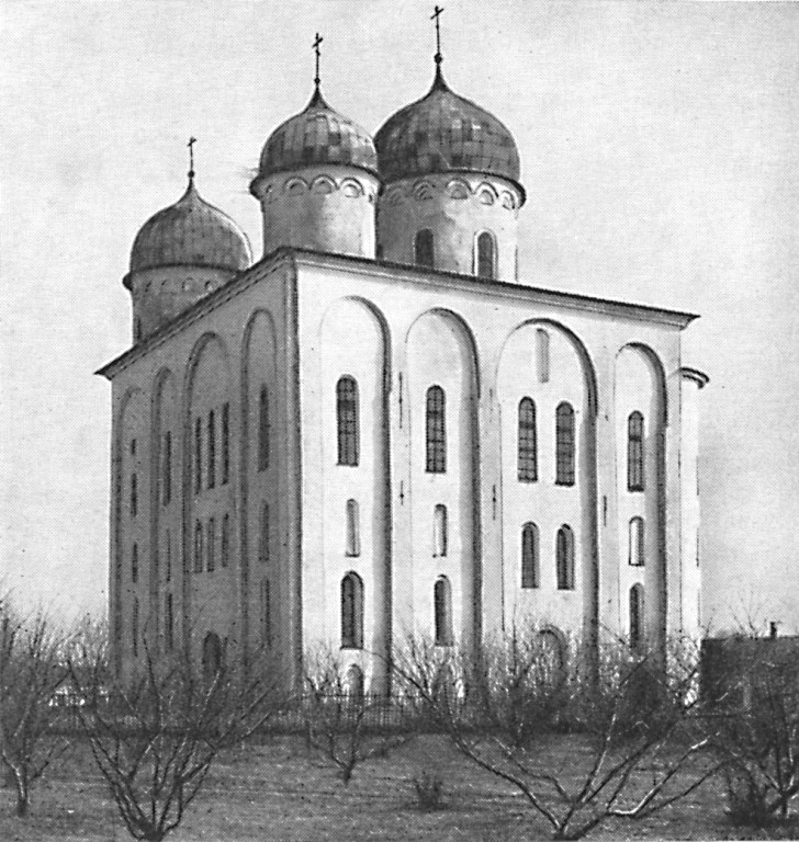 Юрьев мужской монастырь. Собор Георгия Победоносца, Юрьево (Великий Новгород, город, Новгородская область). архивная фотография, Новгоррод. Георгиевский собор Юрьева монастыря. Общий вид с юго-запада. А.И. Комеч «Древнерусское зодчество конца Х – начала ХII в.» Москва, Наука, 1987