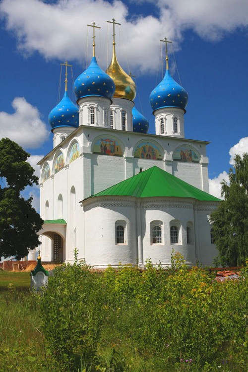 Успенская Флорищева мужская пустынь. Собор Успения Пресвятой Богородицы, Фролищи (Володарский район, Нижегородская область). фасады, Восточный фасад Успенского собора Флорищевой пустыни. Июль 2009 года.