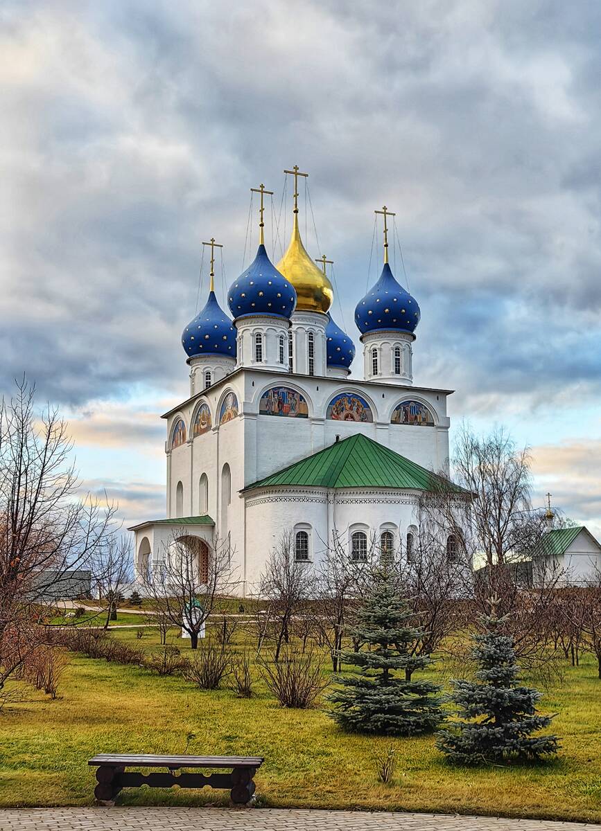 Успенская Флорищева мужская пустынь. Собор Успения Пресвятой Богородицы, Фролищи (Володарский район, Нижегородская область). общий вид в ландшафте