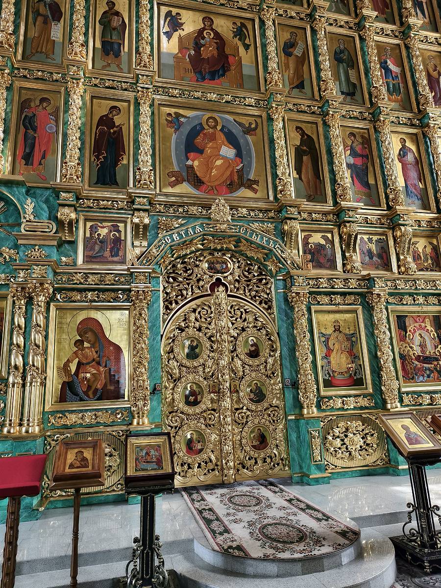 Центральная часть иконостаса и царские врата, интерьер и убранство. Успенская Флорищева мужская пустынь. Собор Успения Пресвятой Богородицы, Фролищи (Володарский район, Нижегородская область)