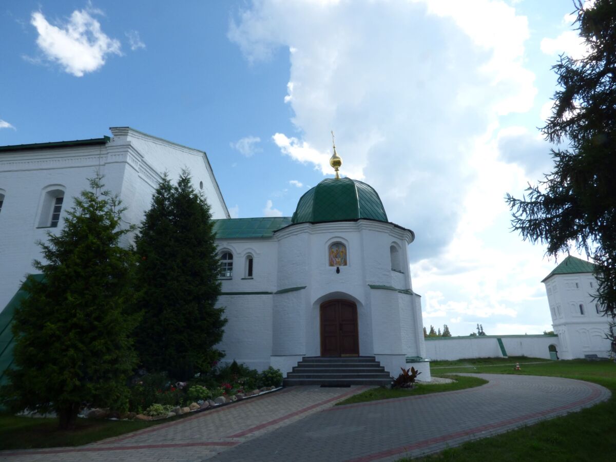 Успенская Флорищева мужская пустынь. Церковь Троицы Живоначальной, Фролищи (Володарский район, Нижегородская область). фасады, Палатка при входе в Троицкую церковь. Северный фасад.