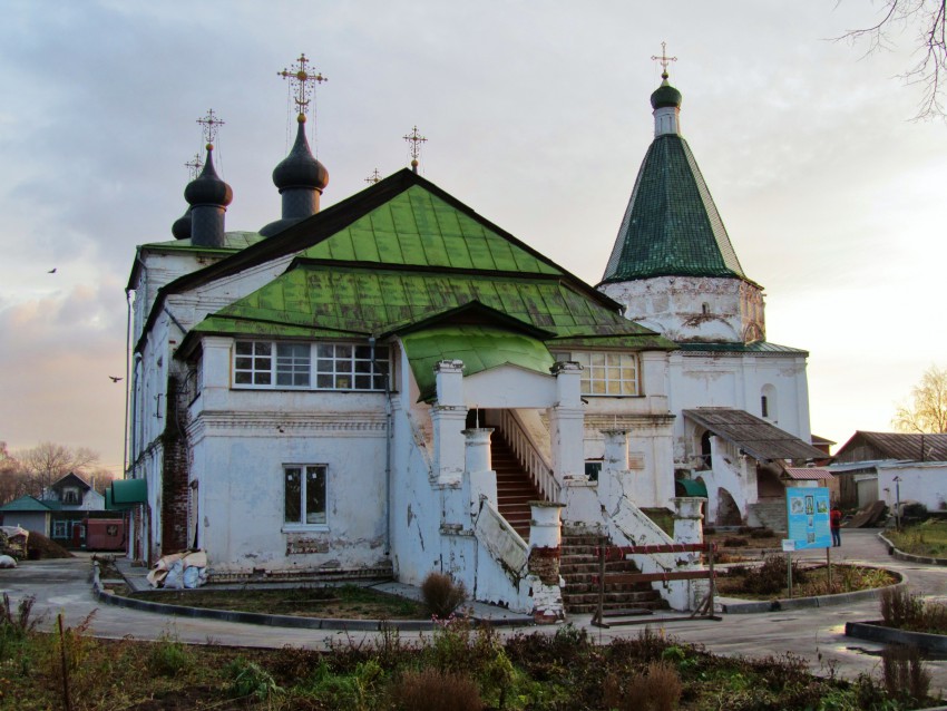 Храмовый комплекс бывшего Покровского монастыря, Балахна (Балахнинский район, Нижегородская область). фасады, Покровская церковь на фоне Никольской церкви
