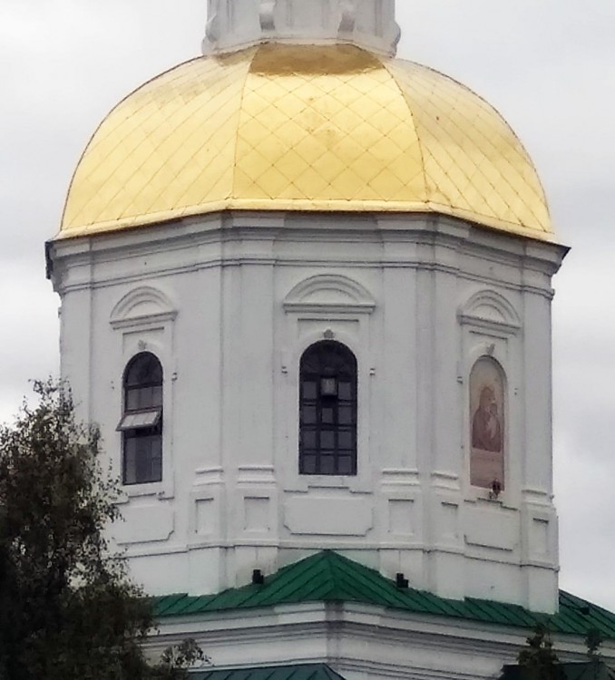 Купол основного объема храма, архитектурные детали. Серафимо-Дивеевский Троицкий монастырь. Собор Казанской иконы Божией Матери с церковью Рождества Христова и подземной церковью Рождества Пресвятой Богородицы, Дивеево (Дивеевский район, Нижегородская область)