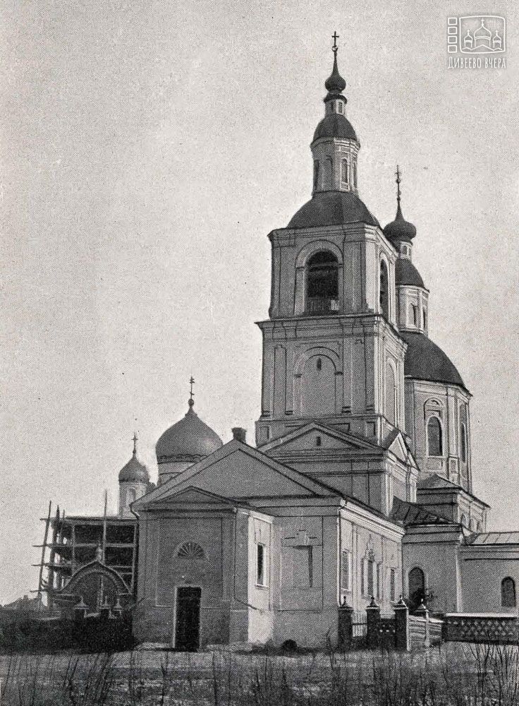 Фото сделано приблизительно в 1893-1894 г.г., когда в Дивееве началось строительство колокольни (видны леса на её месте), архивная фотография. Серафимо-Дивеевский Троицкий монастырь. Собор Казанской иконы Божией Матери с церковью Рождества Христова и подземной церковью Рождества Пресвятой Богородицы, Дивеево (Дивеевский район, Нижегородская область)