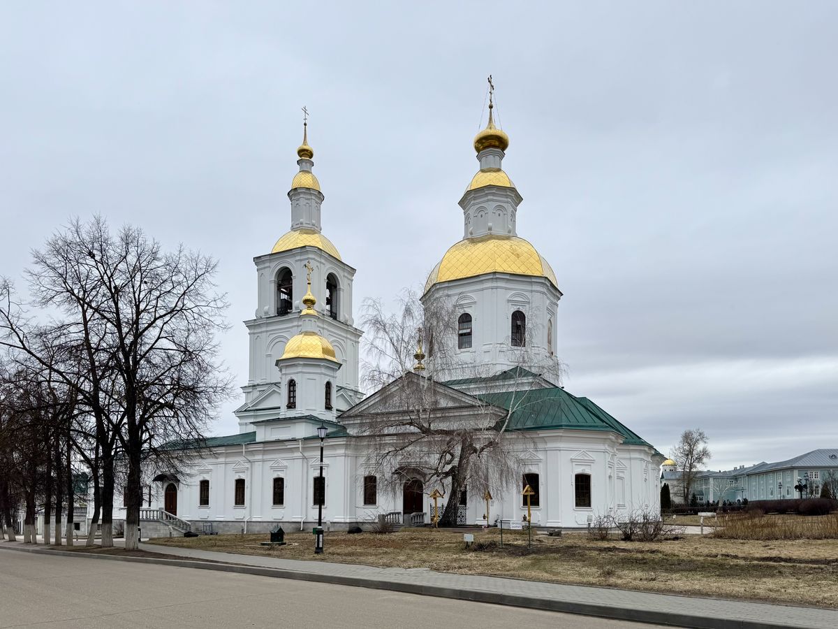 Вид с юго-востока, фасады. Серафимо-Дивеевский Троицкий монастырь. Собор Казанской иконы Божией Матери с церковью Рождества Христова и подземной церковью Рождества Пресвятой Богородицы, Дивеево (Дивеевский район, Нижегородская область)