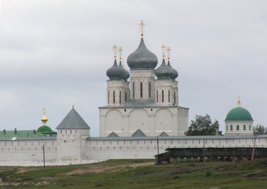 Троицкий Макариев Желтоводский монастырь. Собор Троицы Живоначальной, Макарьево (Лысковский район, Нижегородская область). общий вид в ландшафте