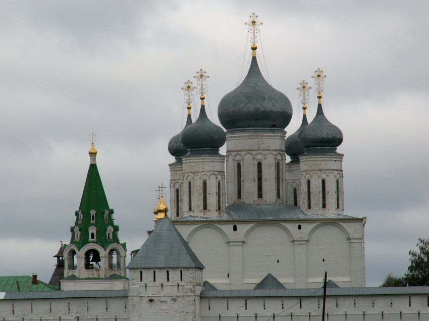 Макарьево. Троицкий Макариев Желтоводский монастырь. Собор Троицы Живоначальной. общий вид в ландшафте