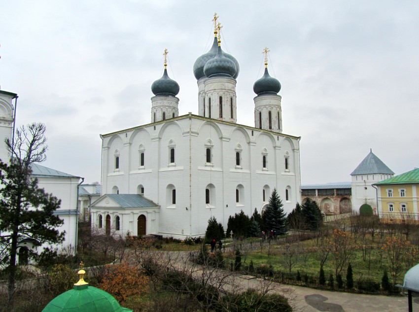 Макарьево. Троицкий Макариев Желтоводский монастырь. Собор Троицы Живоначальной. общий вид в ландшафте, вид с галереи южного келейного корпуса