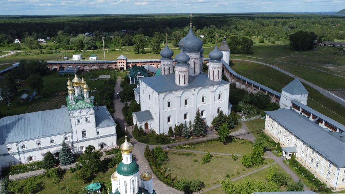 Троицкий Макариев Желтоводский монастырь. Собор Троицы Живоначальной, Макарьево (Лысковский район, Нижегородская область). общий вид в ландшафте